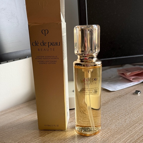 cle de peau Other - Clé de Peau Beauté Gold lotion essentiale